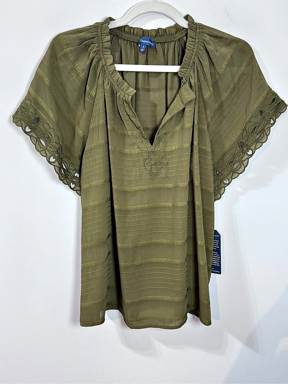 Democracy Short Sleeve Ruffle Collar Split Neck Embroidered Woven Top Size Small